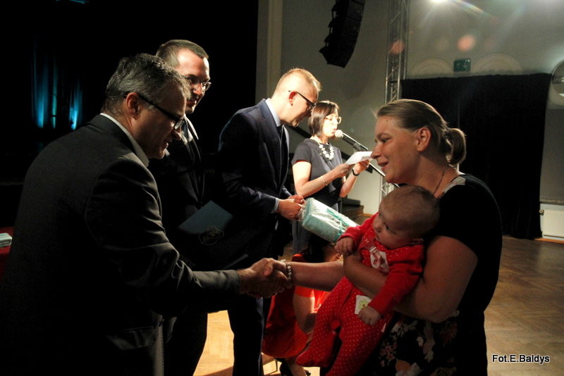 Uroczyście wręczono becikowe (zdjęcia)