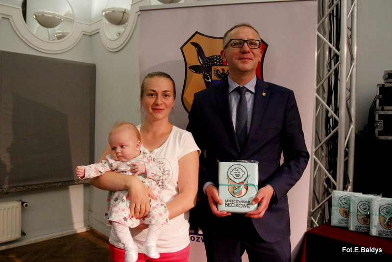 Uroczyście wręczono becikowe (zdjęcia)