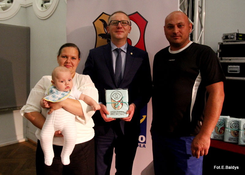 Uroczyście wręczono becikowe (zdjęcia)