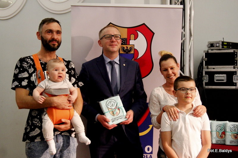 Uroczyście wręczono becikowe (zdjęcia)