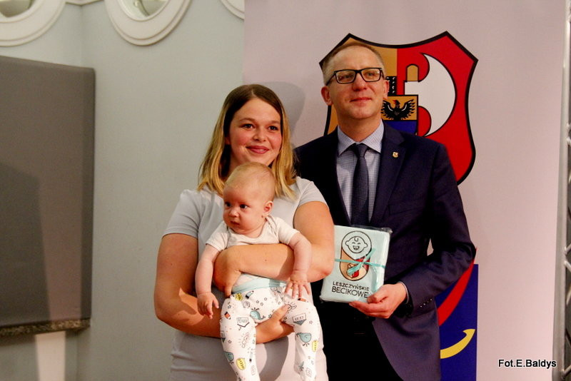 Uroczyście wręczono becikowe (zdjęcia)
