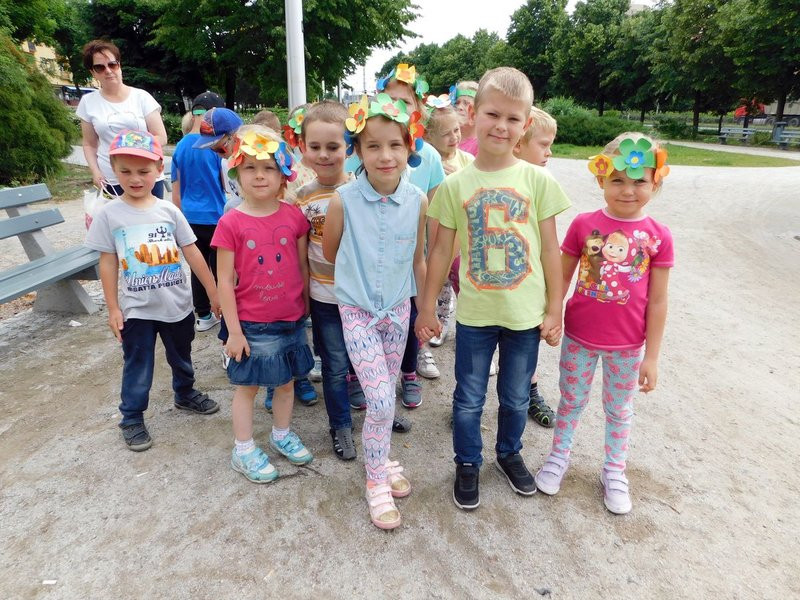 Dzieci sadziły pelargonie (zdjęcia)