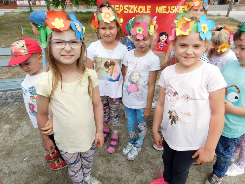 Dzieci sadziły pelargonie (zdjęcia)