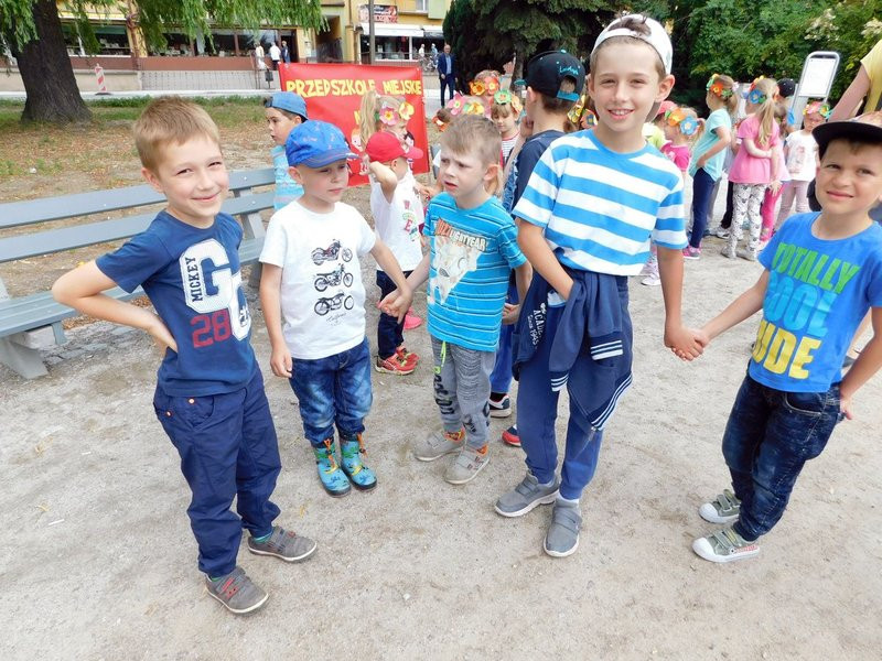 Dzieci sadziły pelargonie (zdjęcia)