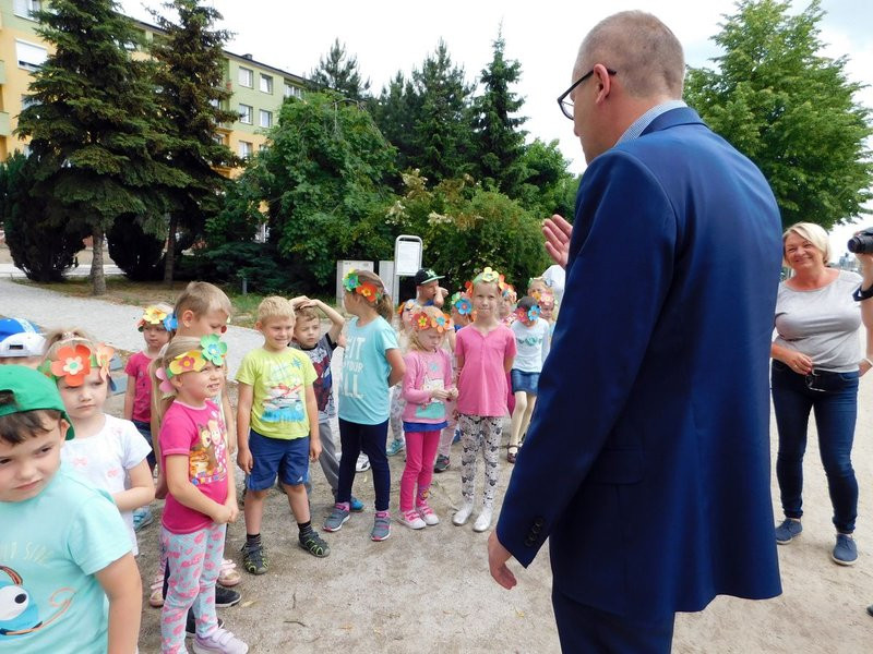 Dzieci sadziły pelargonie (zdjęcia)