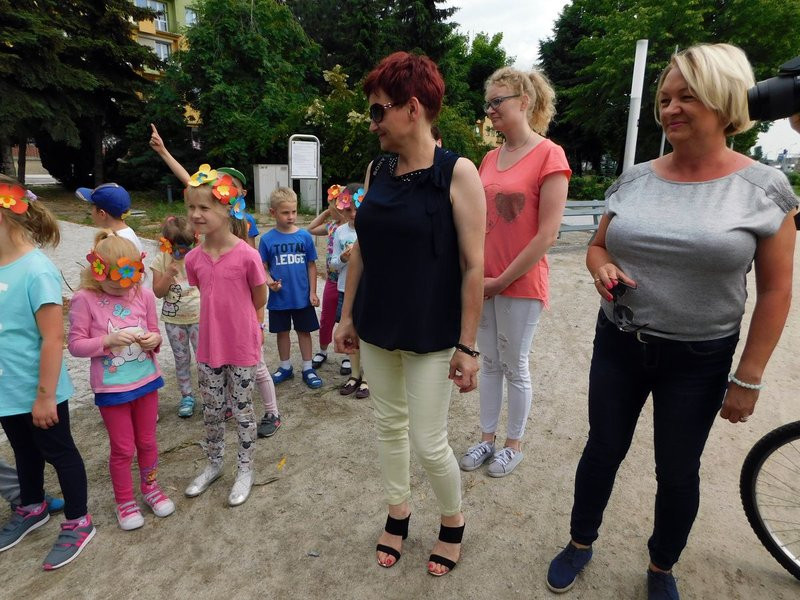 Dzieci sadziły pelargonie (zdjęcia)