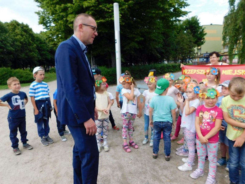 Dzieci sadziły pelargonie (zdjęcia)