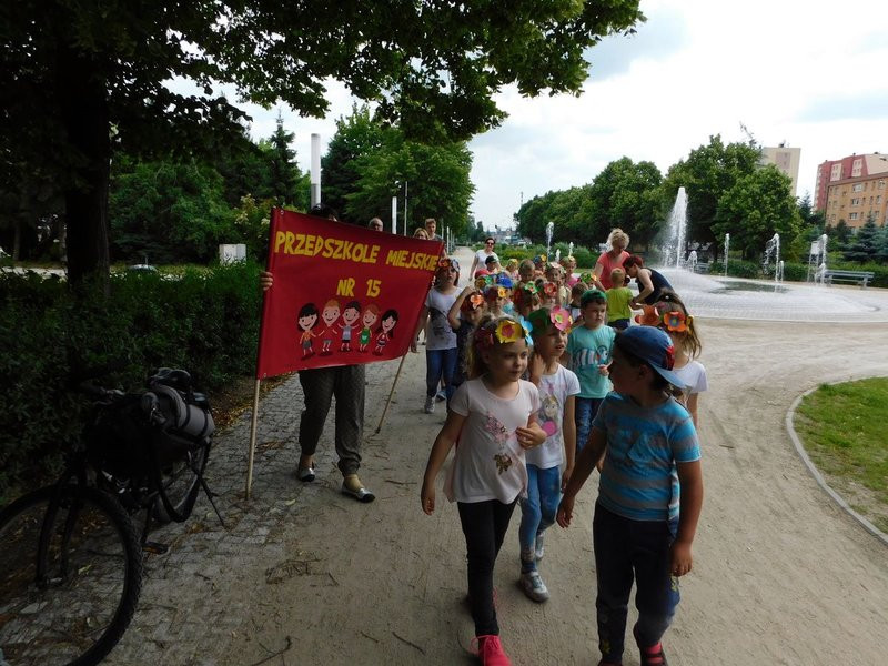 Dzieci sadziły pelargonie (zdjęcia)