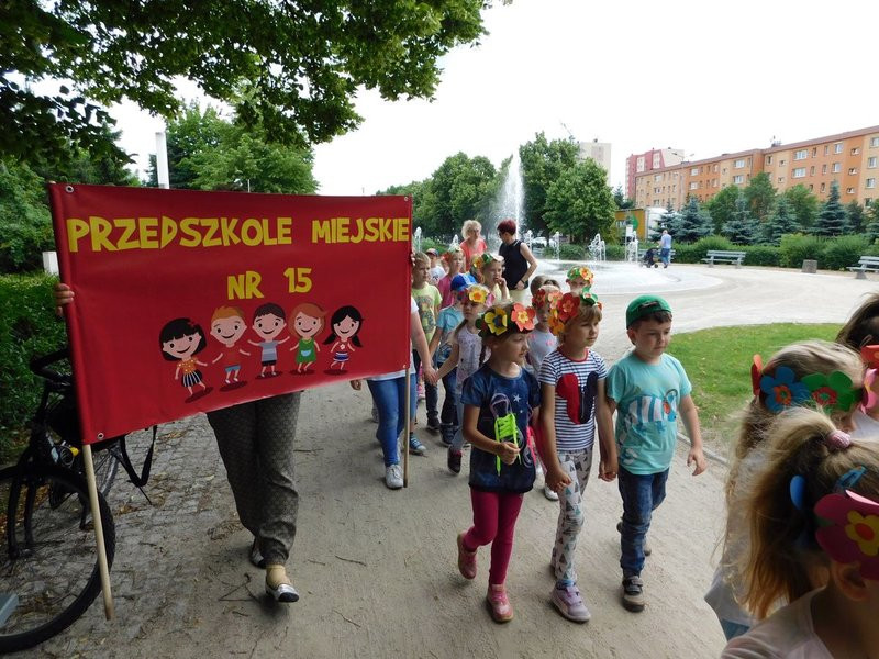 Dzieci sadziły pelargonie (zdjęcia)