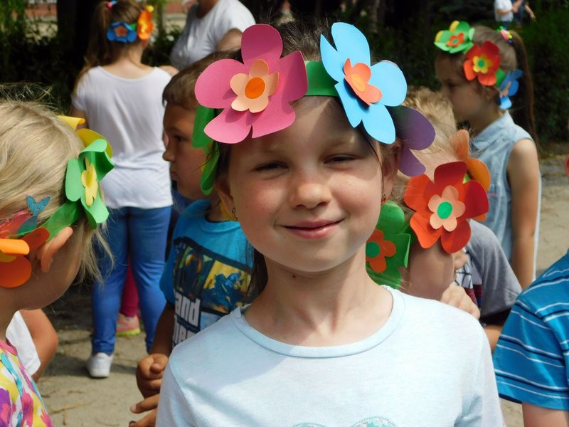 Dzieci sadziły pelargonie (zdjęcia)