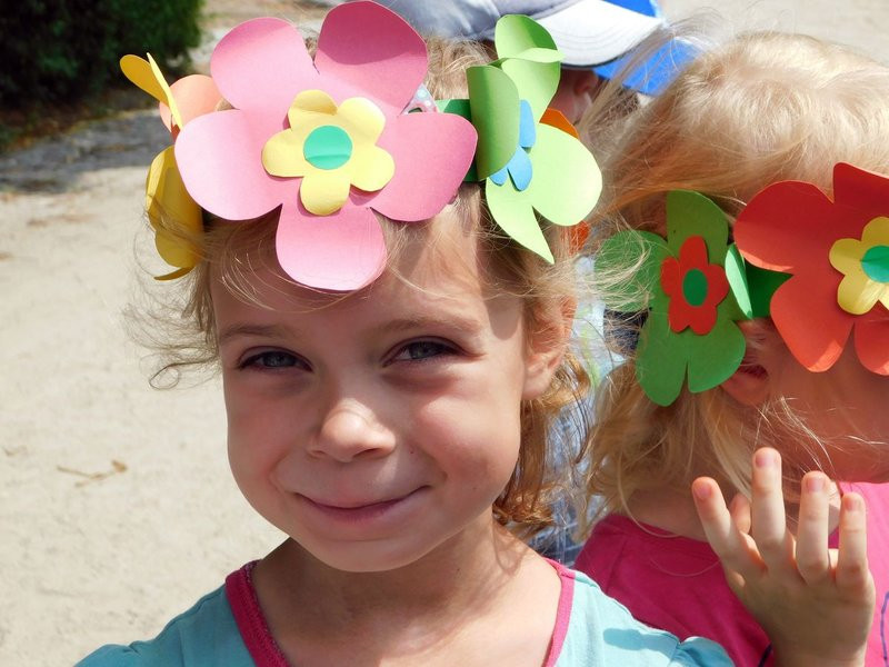 Dzieci sadziły pelargonie (zdjęcia)