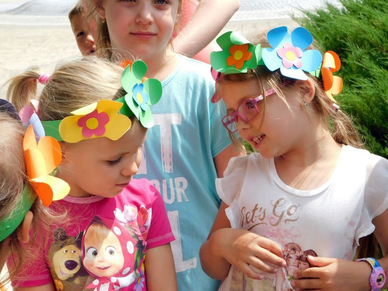 Dzieci sadziły pelargonie (zdjęcia)