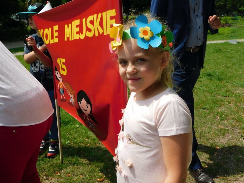 Dzieci sadziły pelargonie (zdjęcia)