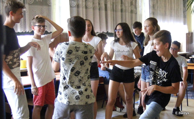 Dyskotekowo zakończyli 6 klasę (zdjęcia)