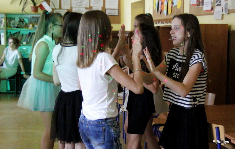 Dyskotekowo zakończyli 6 klasę (zdjęcia)