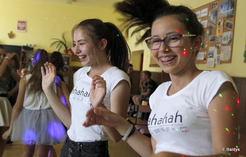 Dyskotekowo zakończyli 6 klasę (zdjęcia)