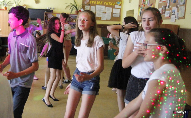 Dyskotekowo zakończyli 6 klasę (zdjęcia)
