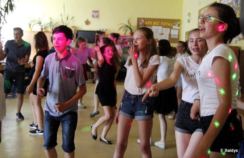 Dyskotekowo zakończyli 6 klasę (zdjęcia)