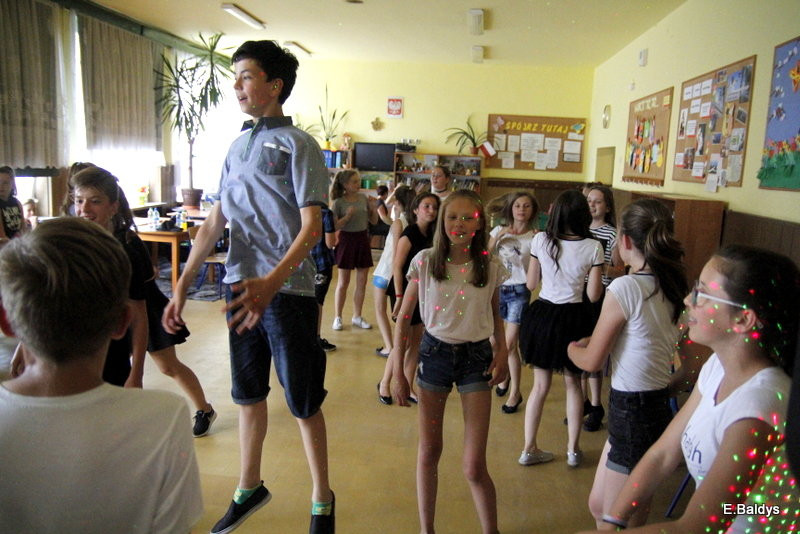 Dyskotekowo zakończyli 6 klasę (zdjęcia)