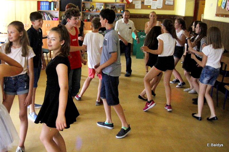 Dyskotekowo zakończyli 6 klasę (zdjęcia)