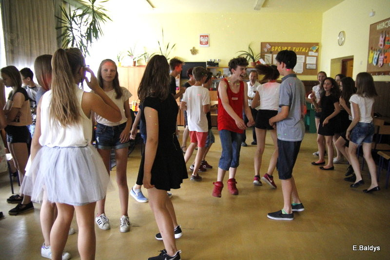 Dyskotekowo zakończyli 6 klasę (zdjęcia)