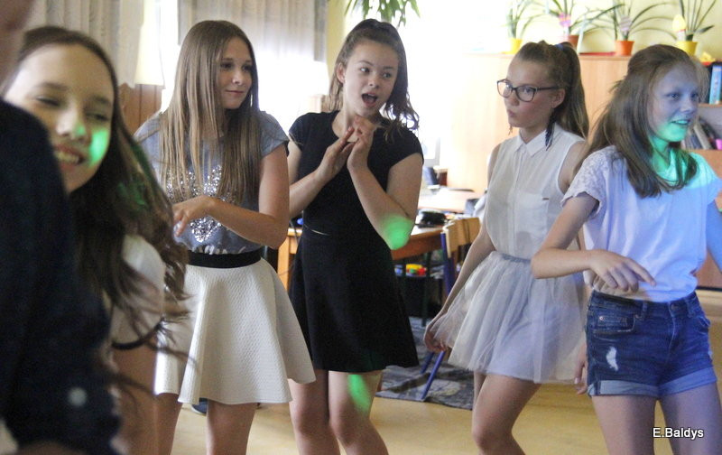 Dyskotekowo zakończyli 6 klasę (zdjęcia)