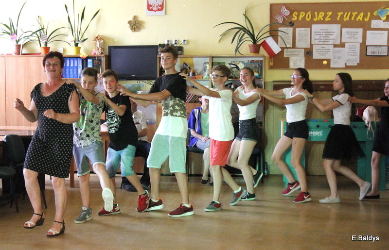 Dyskotekowo zakończyli 6 klasę (zdjęcia)