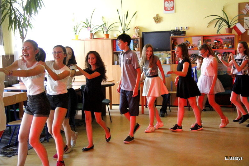 Dyskotekowo zakończyli 6 klasę (zdjęcia)