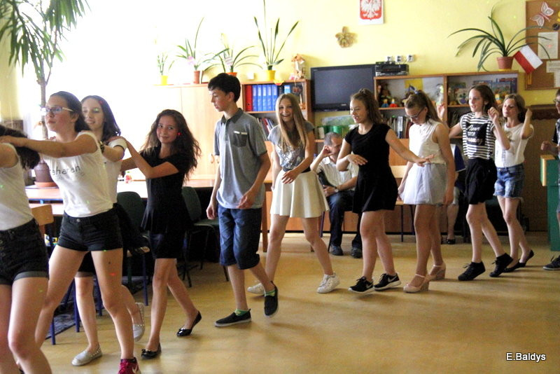 Dyskotekowo zakończyli 6 klasę (zdjęcia)