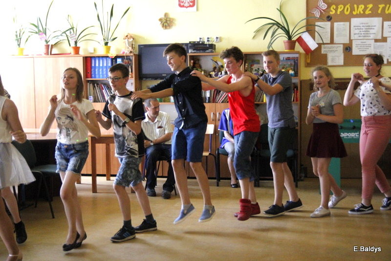 Dyskotekowo zakończyli 6 klasę (zdjęcia)