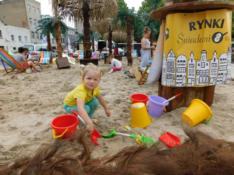 Palmy i piasek na Nowym Rynku (zdjęcia)