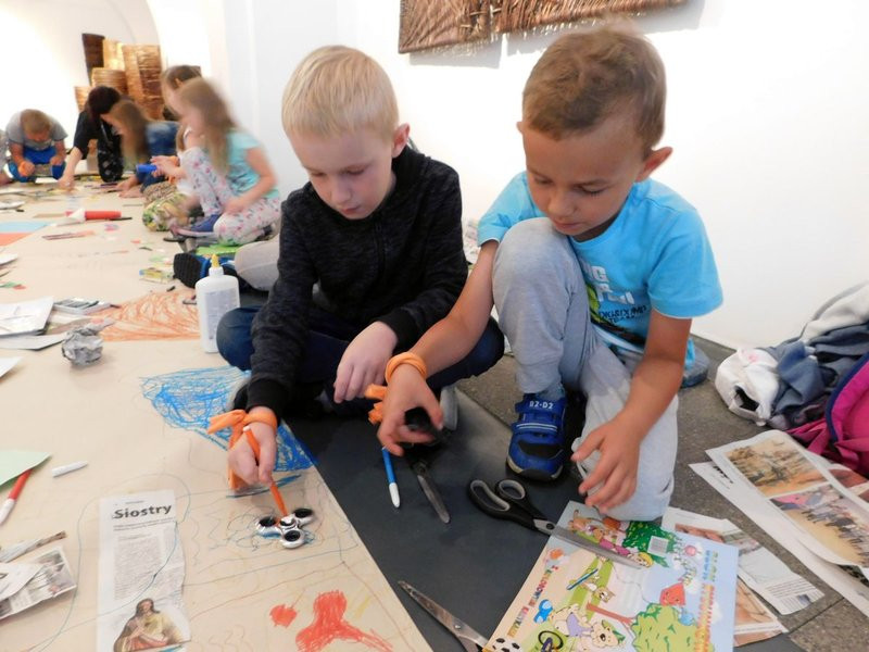 Mali artyści w Galerii MBWA  (kilka zdjęć)