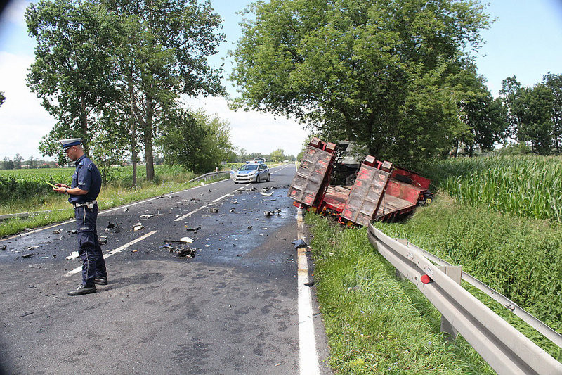 Zginął w zderzeniu z ciężarówką (zdjęcia)