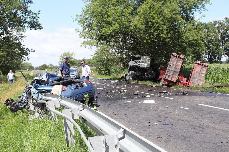 Zginął w zderzeniu z ciężarówką (zdjęcia)