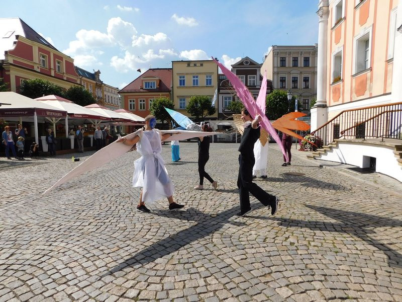 Rozwinęli skrzydła nad miastem (kilka zdjęć)
