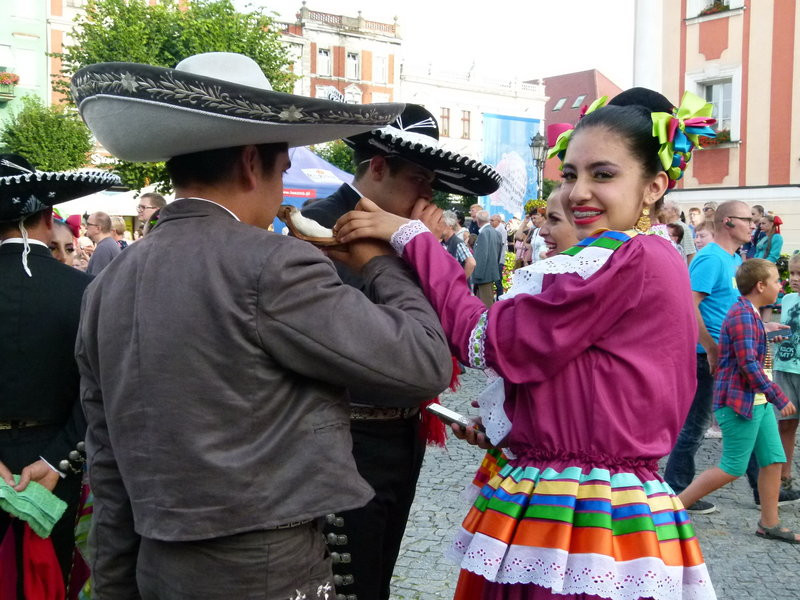 Światowy folklor na leszczyńskim rynku (zdjęcia)