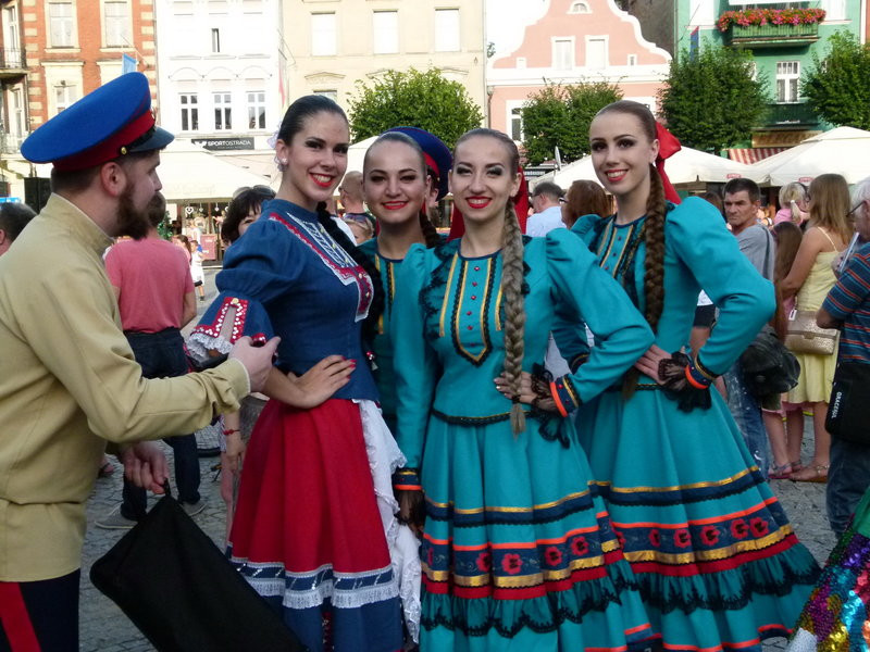 Światowy folklor na leszczyńskim rynku (zdjęcia)