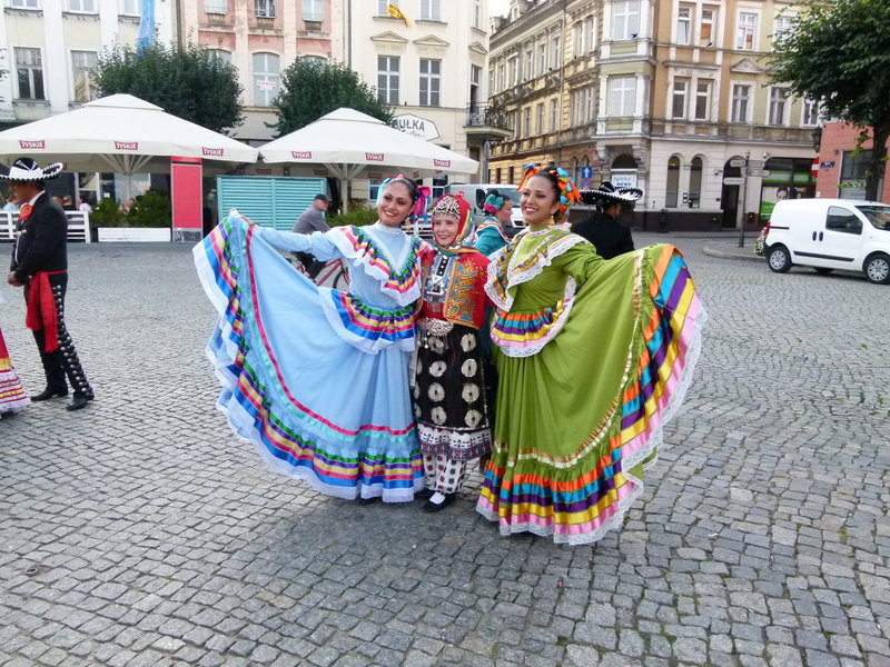 Światowy folklor na leszczyńskim rynku (zdjęcia)