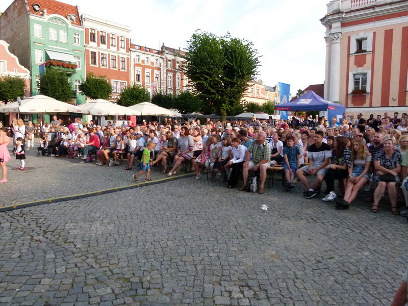 Światowy folklor na leszczyńskim rynku (zdjęcia)