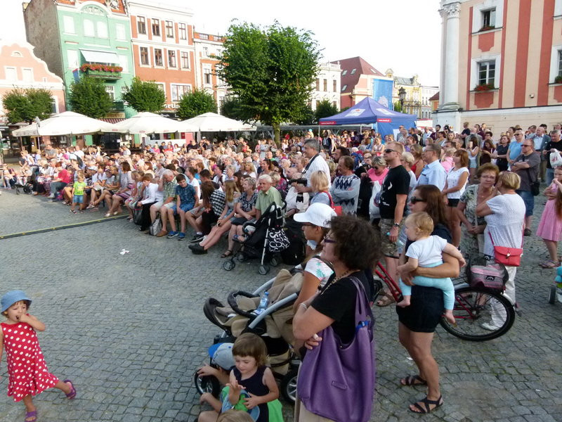 Światowy folklor na leszczyńskim rynku (zdjęcia)