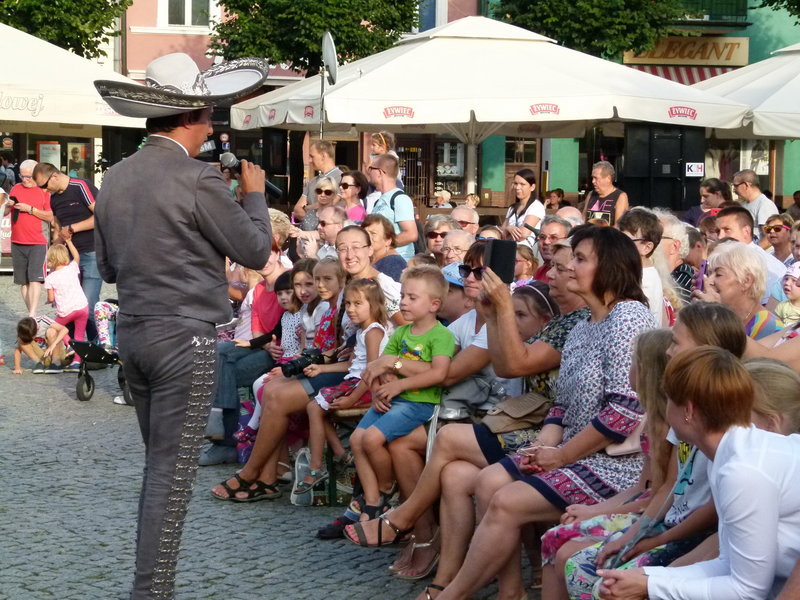 Światowy folklor na leszczyńskim rynku (zdjęcia)