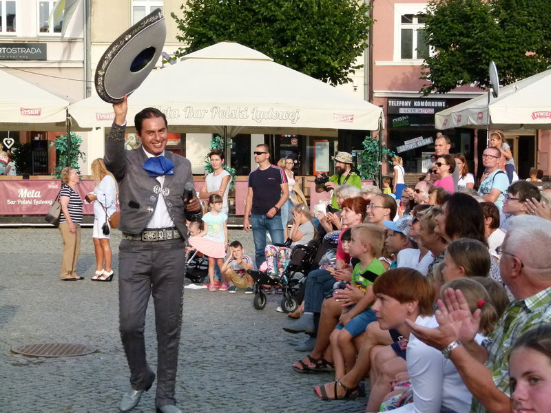 Światowy folklor na leszczyńskim rynku (zdjęcia)