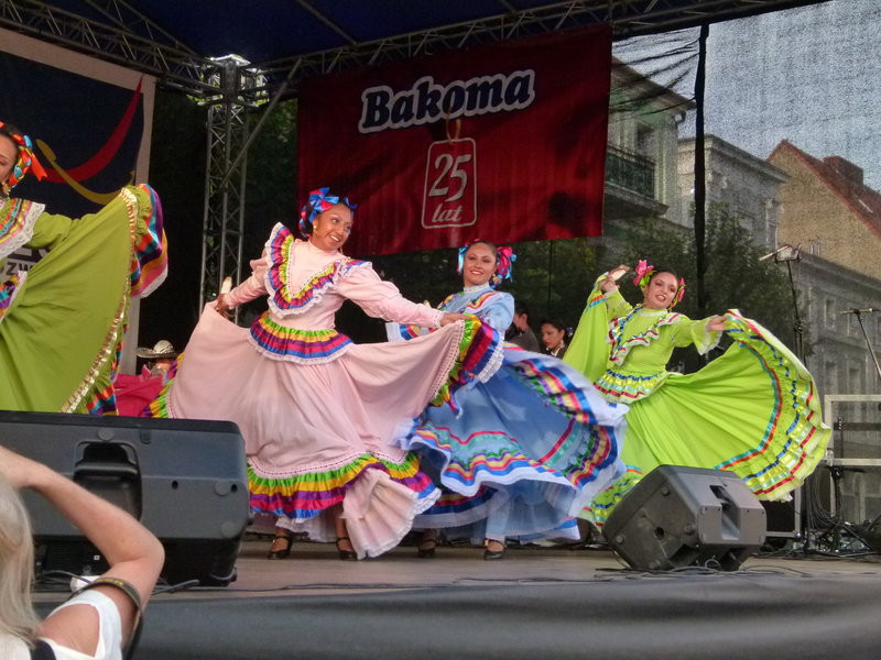 Światowy folklor na leszczyńskim rynku (zdjęcia)