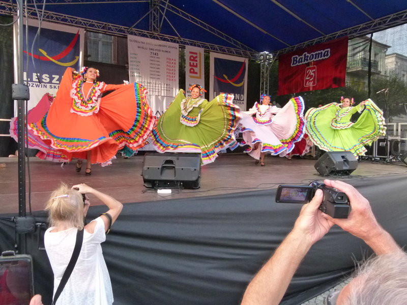 Światowy folklor na leszczyńskim rynku (zdjęcia)