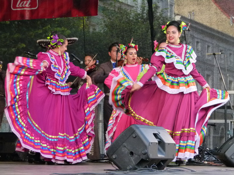 Światowy folklor na leszczyńskim rynku (zdjęcia)