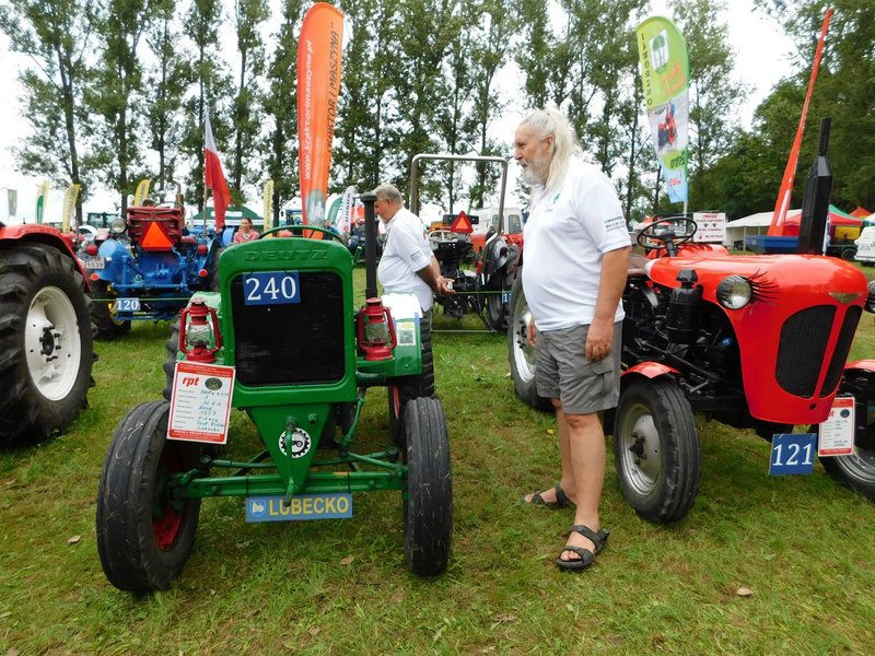 Warkot starych ciągników i maszyn (zdjęcia)