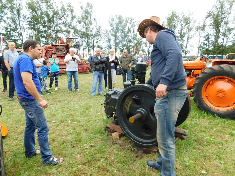 Warkot starych ciągników i maszyn (zdjęcia)