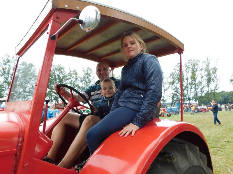 Warkot starych ciągników i maszyn (zdjęcia)