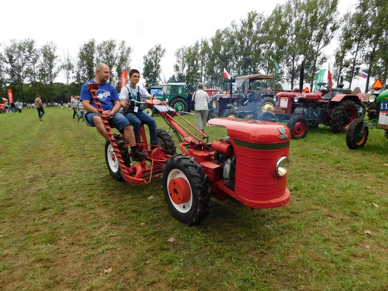 Warkot starych ciągników i maszyn (zdjęcia)