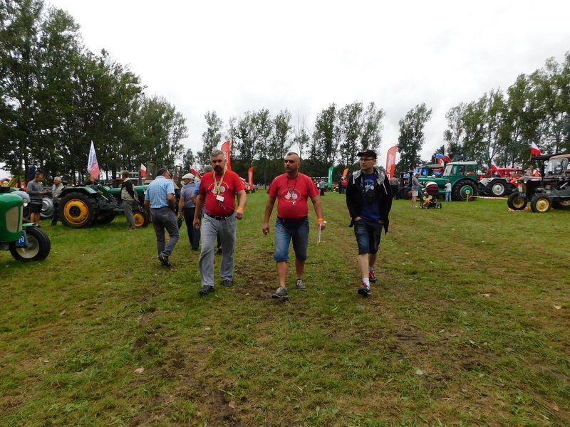 Warkot starych ciągników i maszyn (zdjęcia)